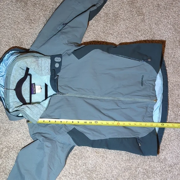 Patagonia Two-Tone Outdoor Jacket Patagonia women’s waterproof shell jacket - Picture 9 of 11
